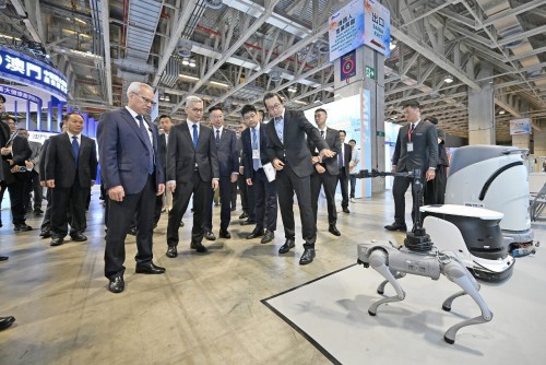 行政长官岑浩辉参观展览会各个展区