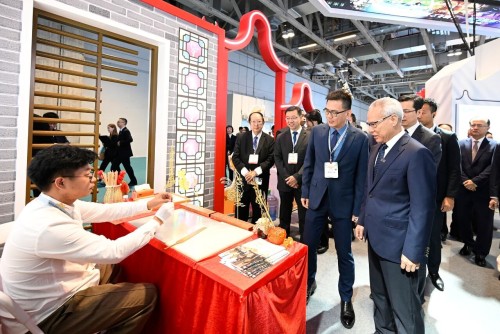 行政长官岑浩辉参观展览会各个展区