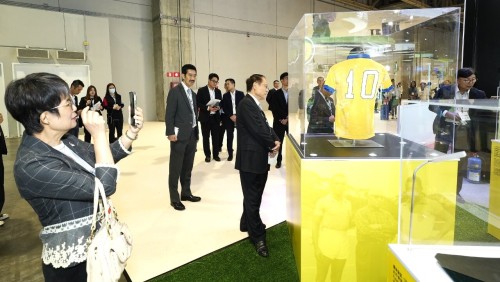 Many visitors came to see and take photos with Brazilian football legend Pelé’s prizedjersey and fun IP installations