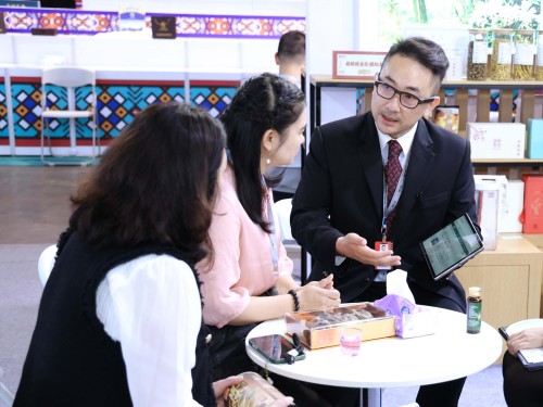 IPIM provides an overview of Macao’s investment environment and business advantages to over 350 enterprises before and during the exhibitions.