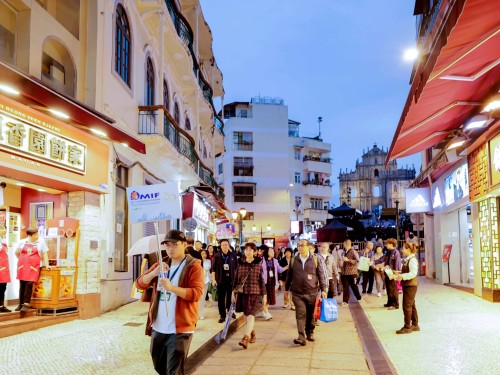 Guided community tours are organised to promote Macao’s image as a MICE and tourism destination.