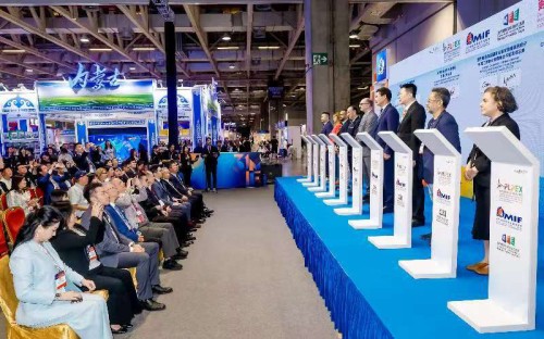 Around 140 agreements are signed during the three exhibitions, over 10% of which are related to Portuguese- and Spanish-speaking countries.